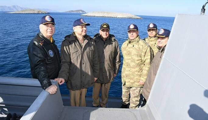 Hulusi Akar ve diğer omzu kalabalıklar…