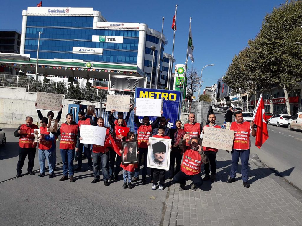 Real Market Direnişçileri Cumhuriyetimizin 94. Yılını Direniş Yerleri Metro Mağazaları Önlerinde Kutladılar