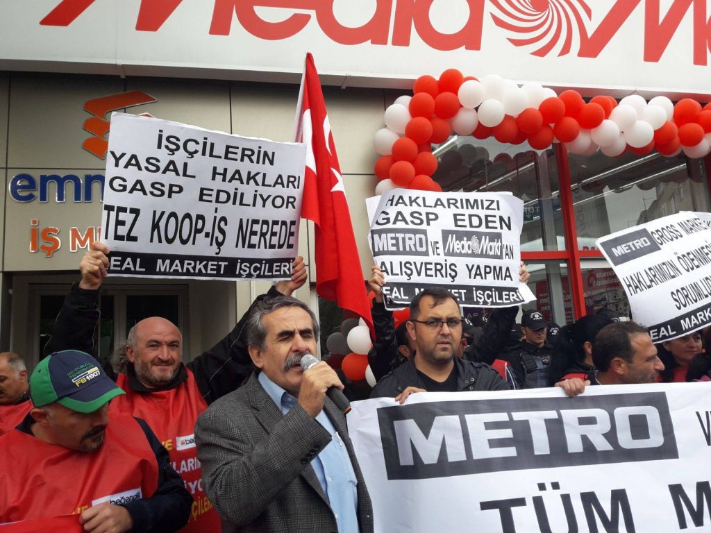 Real Market İşçilerinden; REAL MARKET İŞÇİLERİ METRO AG’NİN ÜMRANİYE’DE BULUNAN İŞLETMESİ MEDİA MARKT ÖNÜNDE KİTLESEL BASIN AÇIKLAMASI YAPTI.