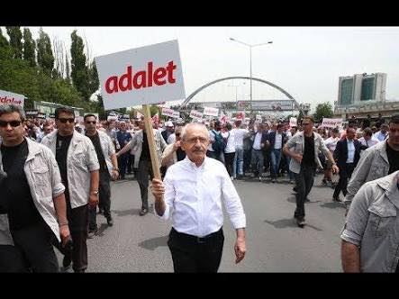 Sorosçu Hacı Kemal’in çatırdayan koltuğunu sağlama almak, özellikle de kendisi için çok tehlikeli bir rakip olarak gördüğü Ümit Kocasakal’ı bertaraf edebilmek için başlattığı “Adalet Yürüyüşü”, çok çarpıcı bir gerçeği, en kör gözlerin bile görebileceği açıklıkta ortaya seriverdi.