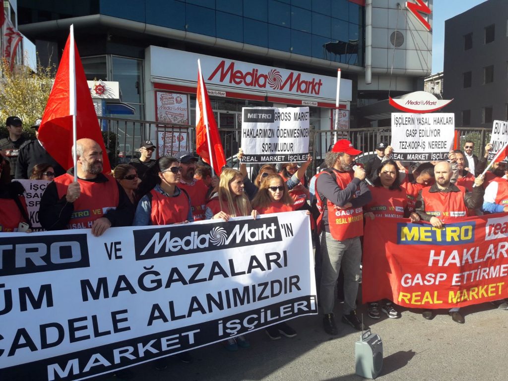 REAL MARKET DİRENİŞÇİLERİNİN MEDİA MARKT GENEL MÜDÜRLÜĞÜ ÖNÜNDEKİ MÜCADELESİ VE BEKLEYİŞİ ÇEVİK KUVVET, TOMA VE POLİSE RAĞMEN  DEVAM EDİYOR