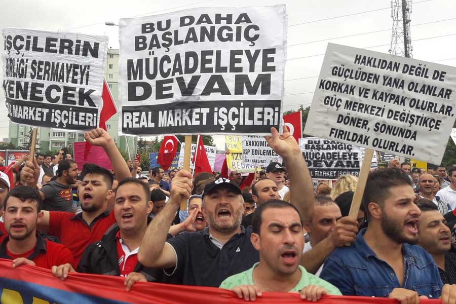 Real Market İşçileri, Yasal Haklarını Gasp Eden Metro’dan Alışveriş Yapmamaya Çağırıyor…