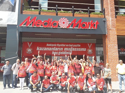 Nakliyat-İş’ten: Metro’nun önünde yapılan eylemde Sendikamız Örgütlenme Daire Başkanı Erdal Kopal gözaltına alındı.