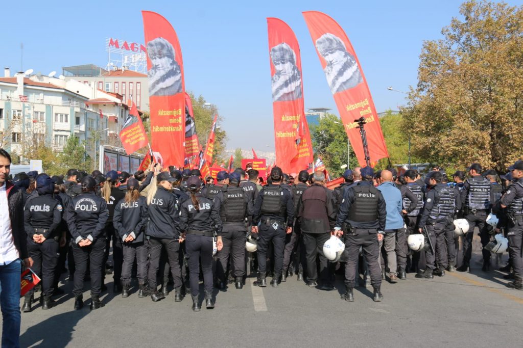 Mustafa Kemal ve Birinci Kuvayimilliyeciler pes etmediler, zafere yürüdüler, Bu ülkenin İkinci Kurtuluş Savaşçıları Halkın Kurtuluş Partililer de pes etmeyecekler, zafere yürüyecekler…