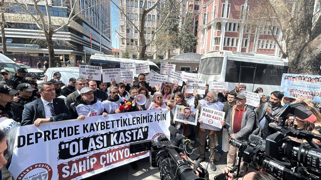 AKP’giller Tarafından Felakete Dönüştürülen 6 Şubat 2023 Depreminde Canlarını Kaybeden, Yürekleri Yaralı Aileler Ankara’da Adalet Bakanlığı Önünde Haykırdılar: Unutmadık, Affetmedik, Helalleşmiyoruz
