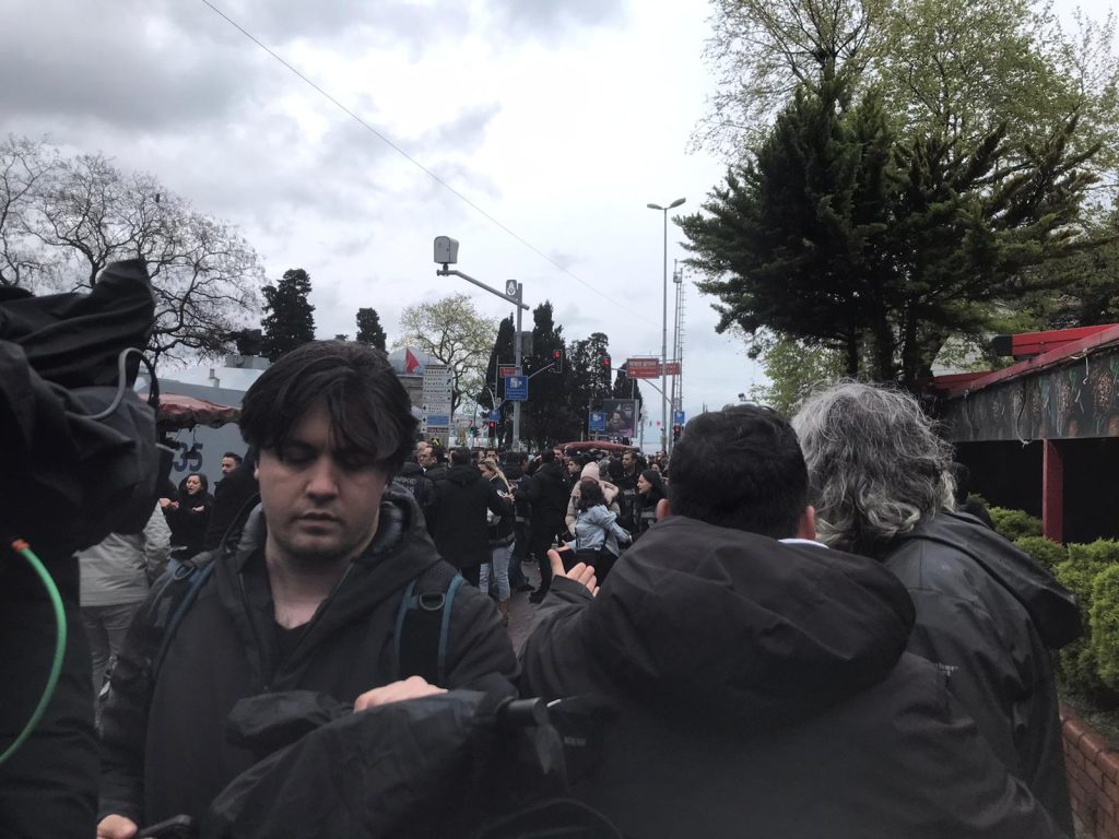 Saat 10.30 da ikinci bir eylem yapan Yoldaşlarımız da hukuksuz bir şekilde göz altına alındılar.