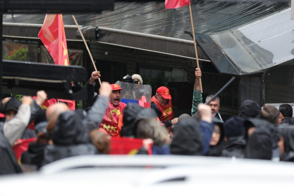 1 Mayıs’ı, 1 Mayıs’ın Türkiye’deki Anavatanı olan Taksim’de kutlamak üzere Beşiktaş’tan harekete geçen, aralarında 6 Parti Avukatımızın da bulunduğu 42 Yoldaşımız hukuksuz bir şekilde, polis şiddetiyle gözaltına alınmıştır.