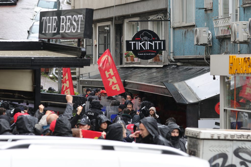Halk düşmanı AKP iktidarının Kolluk Kuvvetleri, Beşiktaş’ta toplanarak Taksim’e doğru yürüyüşe geçen Partililerimizi hukuksuz bir şekilde gözaltına almıştır.