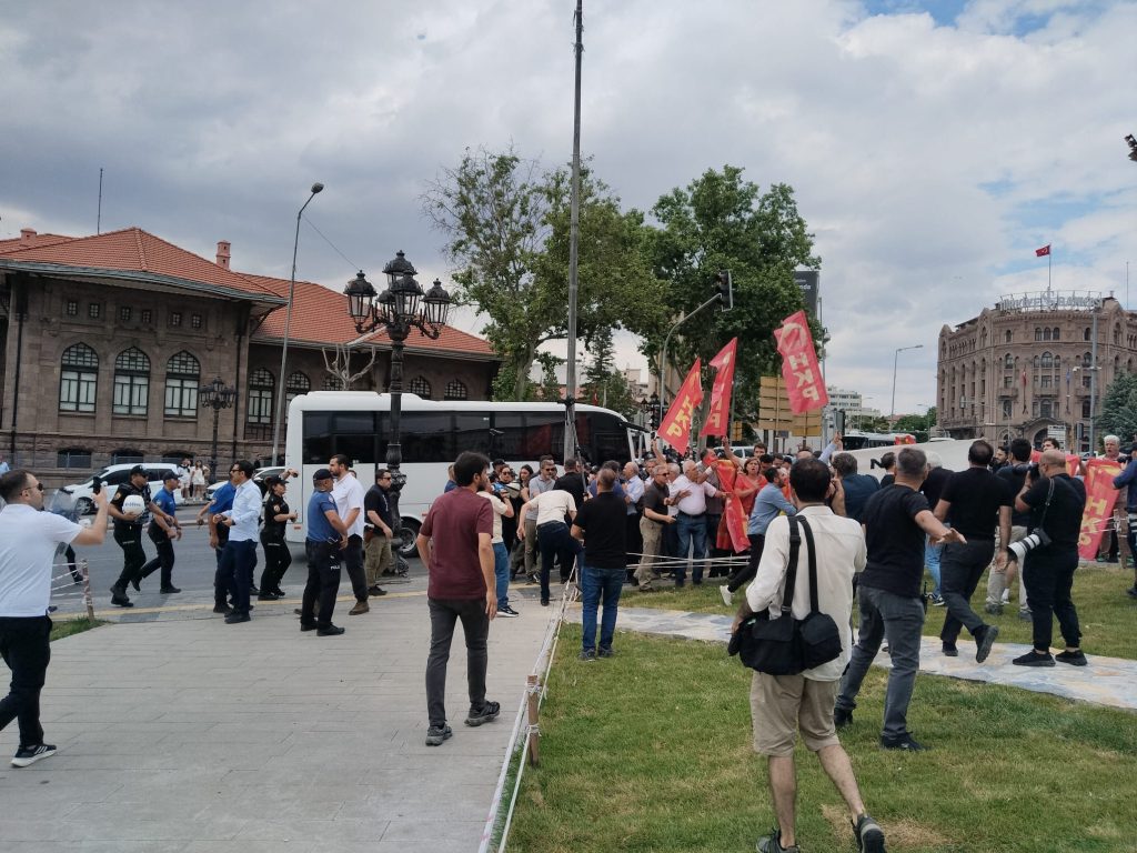 Katil NATO’nun Ankara’da toplanmasını, AKP’giller faşizminin her türlü ablukasını aşarak Halkımızın emperyalist işgale karşı verdiği Bağımsızlık Savaşı’nın komuta merkezi Birinci Meclis önünde protesto eden Yoldaşlarımız gözaltına alındı!